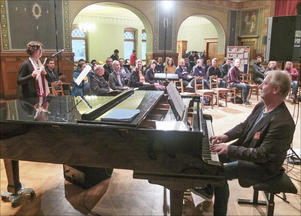 Neue Musik in alten Kirchen: Jazzige Choralversionen bot das Duo Klangspiel-Art mit Theresa Bönisch an der Querflöte und André Engelbrecht am Flügel. Sie waren der Auftakt zur Diskussion über neue Kirchenlieder. © Tomas Gärtner