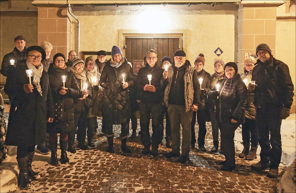 Um Zeichen gegen Rechtspopulisten zu setzen, treffen sich Bornaer Christen im Advent zu Friedensgebeten. Diese Woche ging es um »Demokratie und Toleranz«. Das nächste Treffen ist am Montag, 19. 12., um 17.30 Uhr. © Jens Paul Taubert 