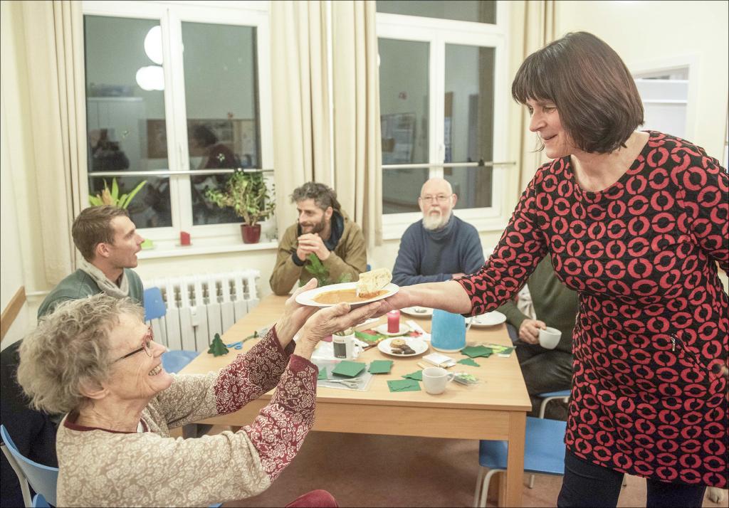 Wärme für Leib und Seele: Pfarrerin Gisela Merkel-Manzer (r.) und ihr Team verteilen montags nicht nur warme Suppe an die Gäste im Pfarrhaus in Dresden-Pieschen. © Dietrich Flechtner