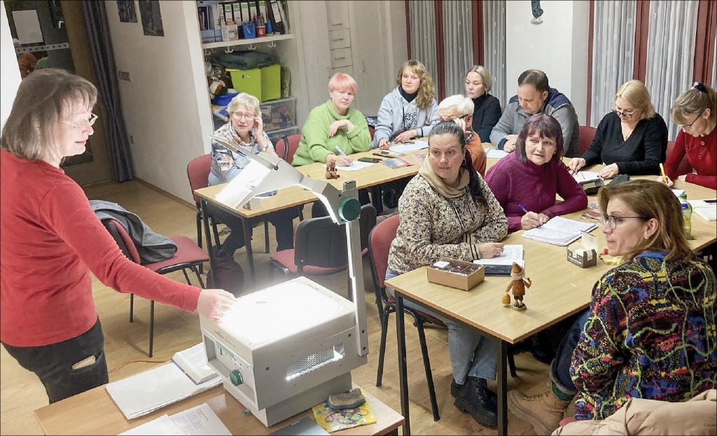 Jeden Mittwoch wird im katholischen Pfarrhaus Stollberg fleißig die deutsche Sprache gepaukt. Sandy Ahner erläutert den Frauen aus der Ukraine Sprachregeln. © Anna Neef