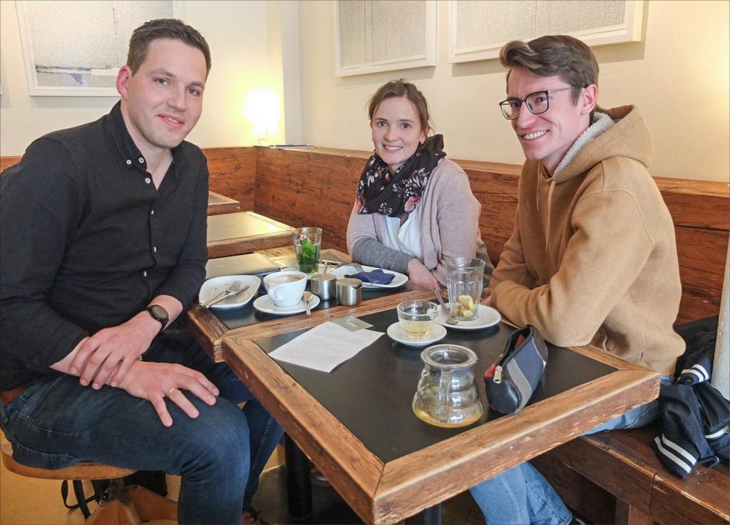 Gemeinde ohne festen Ort (v. l.): Pfarrer Christian Heurich, Maria Weigand und Max Steinert probieren mit »Fresh X« eine neue Form von Gemeindearbeit, auch mal in einem Café in der Dresdner Neustadt. © Tomas Gärtner