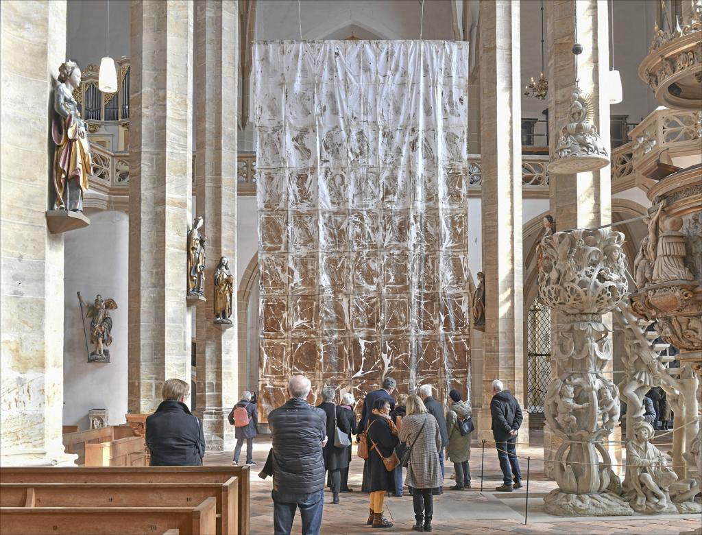 Das textile Kunstwerk von Michael Morgner hängt mit einem Abstand von rund acht Metern vor dem Altar des Freiberger Doms. Eine Besichtigung des Altars von hinten bot neue Perspektiven. © Eckardt Mildner 