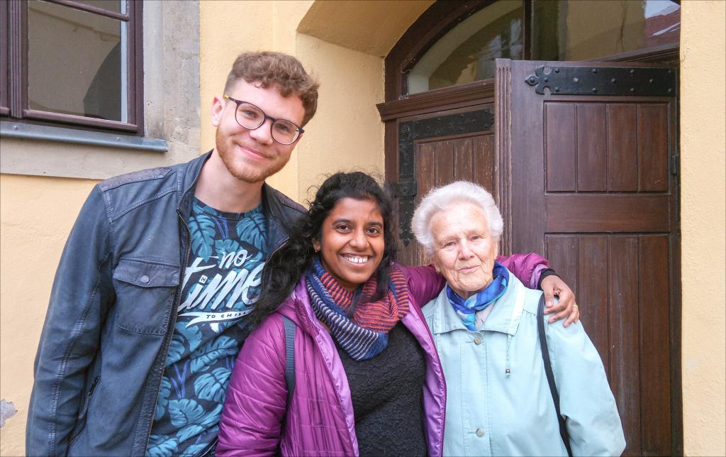 Vor der Nicolaikirche in Pulsnitz am vergangenen Sonntag Kantate: Karl Benedict Hohmann, Mercy Rethna, Christa Hohmann. © Birgit Pfeifer