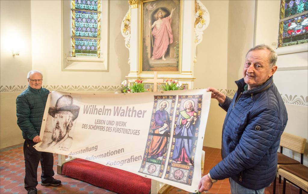 Kirchvorsteher Wolfgang Lorenz (73) und Christian Gabler (73) (v.l.) werben für die Sonderausstellung in der Kirche zu Deutscheinsiedel, die sich Adolf Wilhelm Walther widmet. Er ist vor 110 Jahren gestorben. © Jan Görner