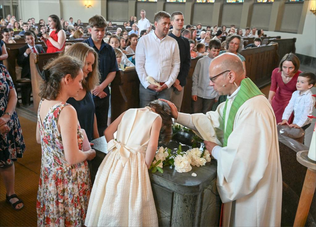 Ein großes Tauffest feierte das Kirchspiel Dresden-Süd mit 20 Täuflingen im Juni in der Christuskirche Strehlen. Pfarrer Dr. Friedrich Christoph Ilgner taufte dabei auch Maja. Anschließend wurde im Gemeindegarten weiter gefeiert. © Steffen Giersch