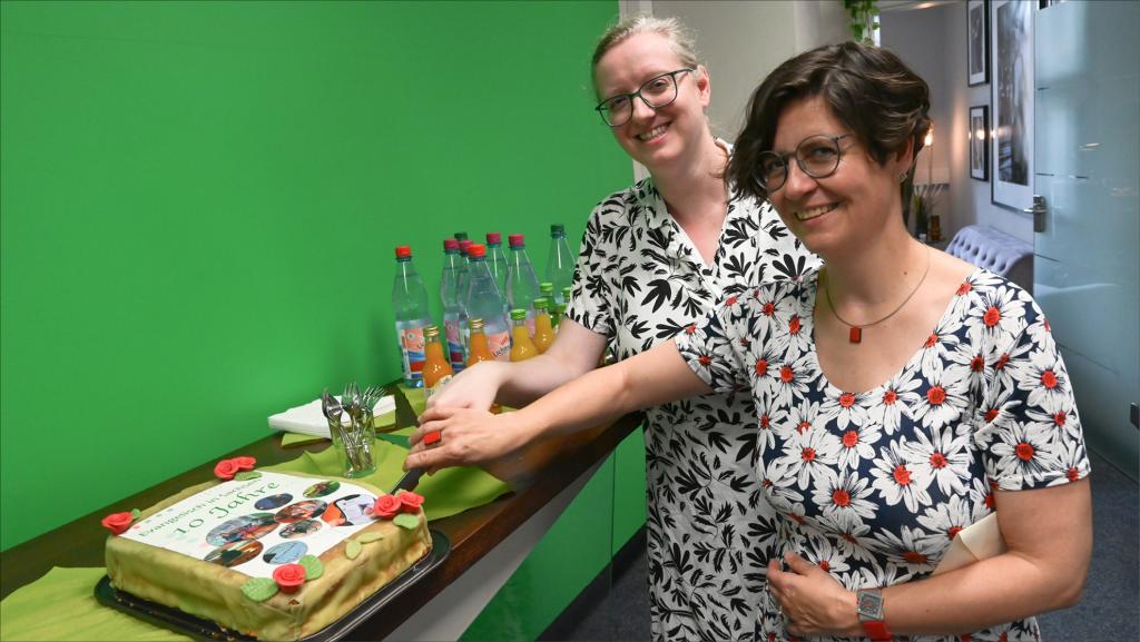 10 Jahre  »Evangelisch in Sachsen«: Zum Jubiläum der TV-Sendereihe haben Mira Körlin (r.) und Karola Richter (Kernteam der Redaktion) in den Räumen von Sachsen Fernsehen die Festtorte angeschnitten. © Steffen Giersch 