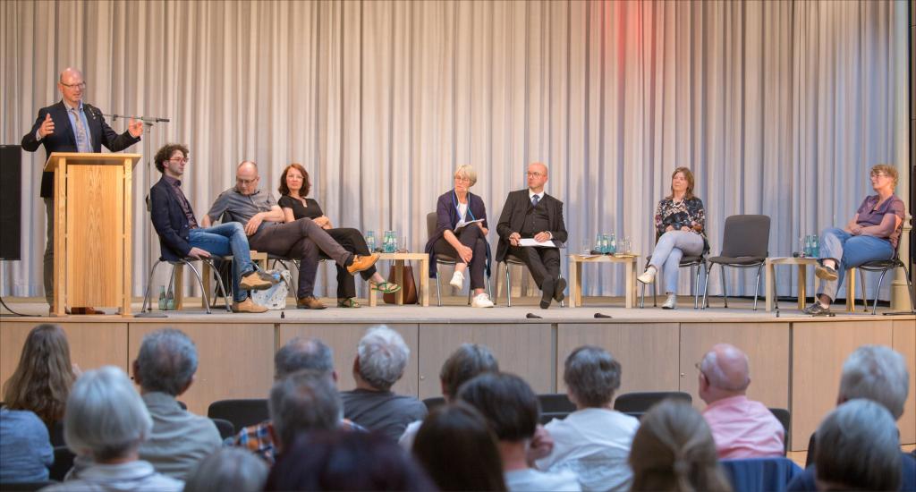 Abschlussbericht der Aufarbeitungskommission (UAKP) in Pobershau (v. l.): Jörn Zimmermann (UAKP), Kirchvorsteher Lutz Reichel, Dr. Gregor Mennicken (UAKP), Christiane Hentschker-Bringt (UAKP), Moderatorin Martina de Maizière, Landesbischof Tobias Bilz, Dr. Julia Schellong (UAKP), Präventionsbeauftragte Agnes Bost. © Jan Görner