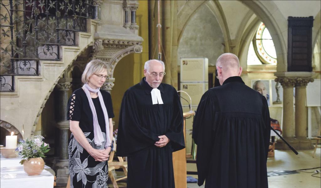 Pfarrer Hans-Georg Tannhäuser (Mitte) wird gemeinsam mit seiner Frau Evelyn von Oberlandeskirchenrat Dr. Thilo Daniel entpflichtet. © Antje Lanzendorf/LMW