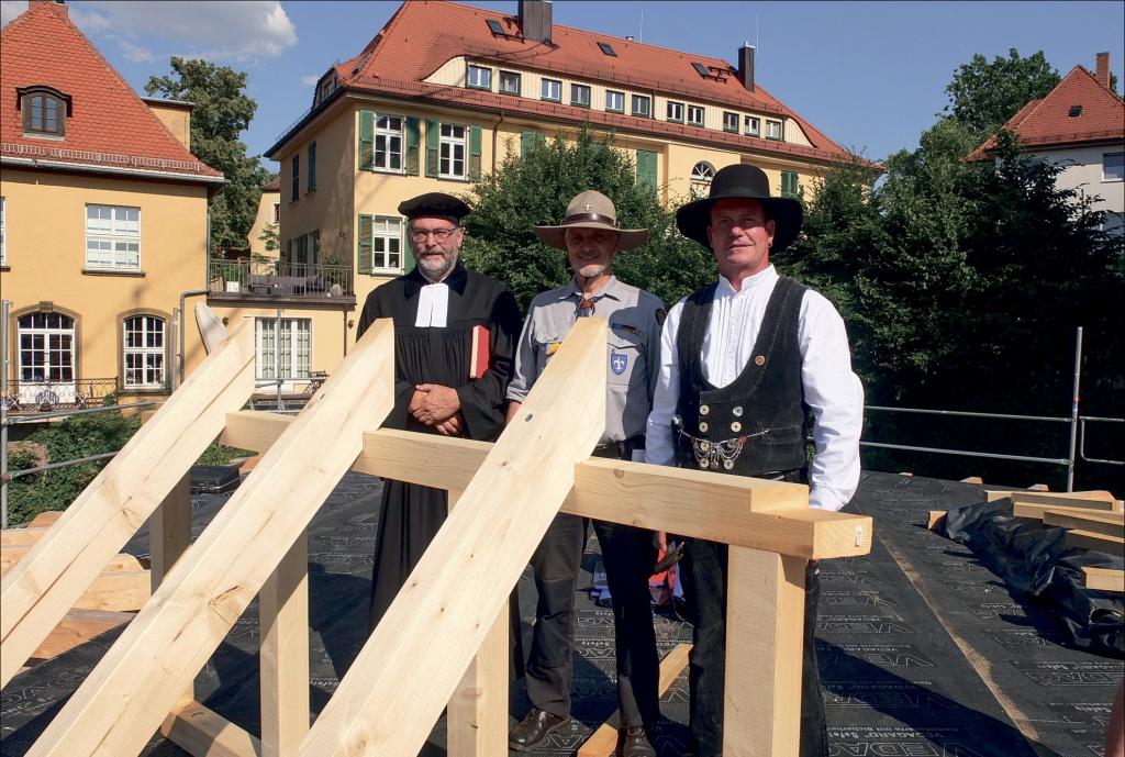 V. l.: Pfarrer Christoph Rechenberg (Röhrsdorf), der den Segen zum Richtfest spendete, Ole-Per Wähling und Zimmermann Cornel Jahn von der Dachdeckerei Mario Albrecht (Wülknitz) auf dem Dach des »Baumhauses« Meißen. © Gärtner