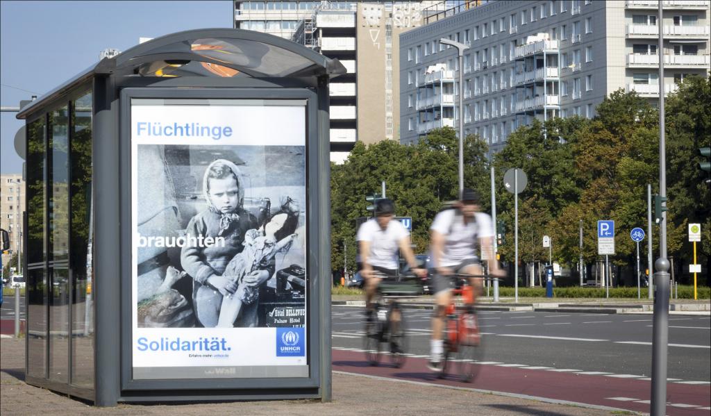 Für mehr Akzeptanz: Das Flüchtlingshilfswerk der Vereinten Nationen (UNHCR) macht mit einer Plakataktion auf die Parallelen zwischen Flüchtlingserfahrungen von 1945 und heute aufmerksam. © epd-bild/Hans Scherhaufer