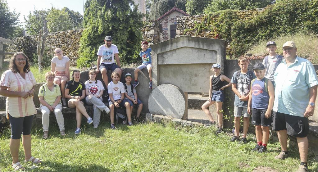 Bibelgarten Oberlichtenau: Susanne Förster (li.) führt Besucher durch das Bibelland. Vor kurzem kamen Gäste aus Brandenburg – Teilnehmer einer Kinderwoche der Katholischen Pfarrgemeinde Senftenberg. © Andreas Kirschke 