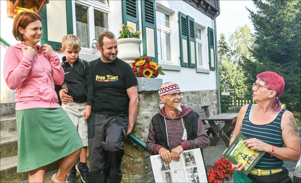 Die neuen und die alten Hauseltern des Bethlehemstifts Neudorf: Ulrike und Christian Päßler mit Sohn Gabriel (links), Jens und Marina Köhler (rechts) waren bisher verantwortlich. © Christine Bergmann