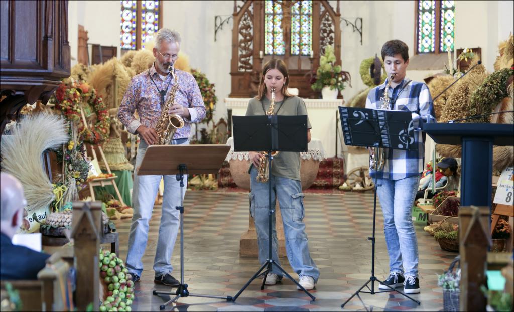 Eröffnungsveranstaltung zum Wettbewerb »Schönste Erntekrone – Schönster Erntekranz Sachsens 2023« – in der Kirche Frohburg. Besucher konnten die Erntekronen und -kränze besichtigen. © Opelt/Sächsisches Landeskuratorium Ländlicher Raum e.V.