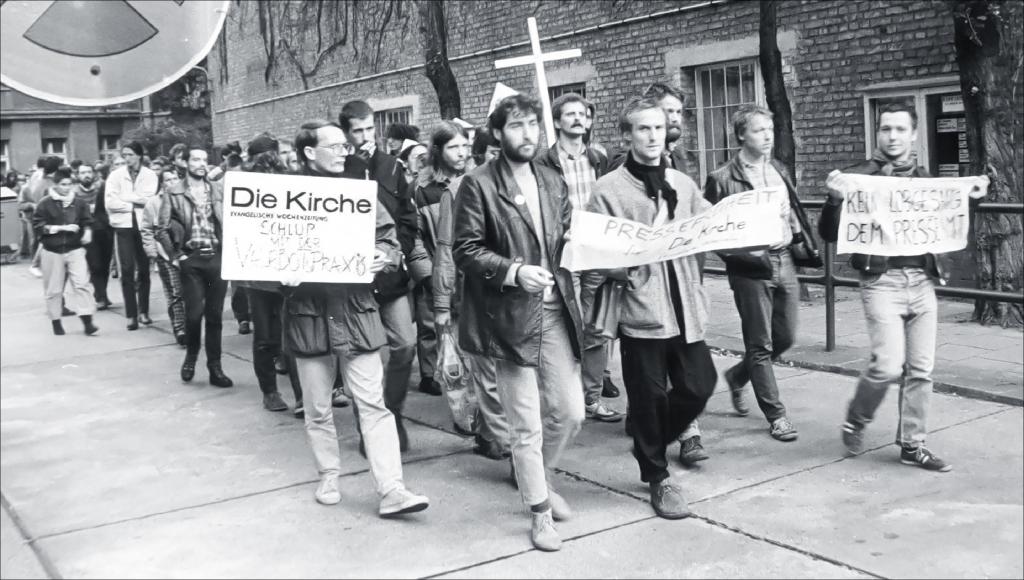 Protestmarsch vor 35 Jahren: Am 10. Oktober 1988 demonstrierten kirchliche Mitarbeiter und Leser der Kirchenzeitung »Die Kirche« gegen staatliche Zensurmaßnahmen. Nach rund hundert Metern wurden der Marsch gewaltsam aufgelöst und etwa 80 Personen festgenommen. © epd-bild/Bernd Bohm