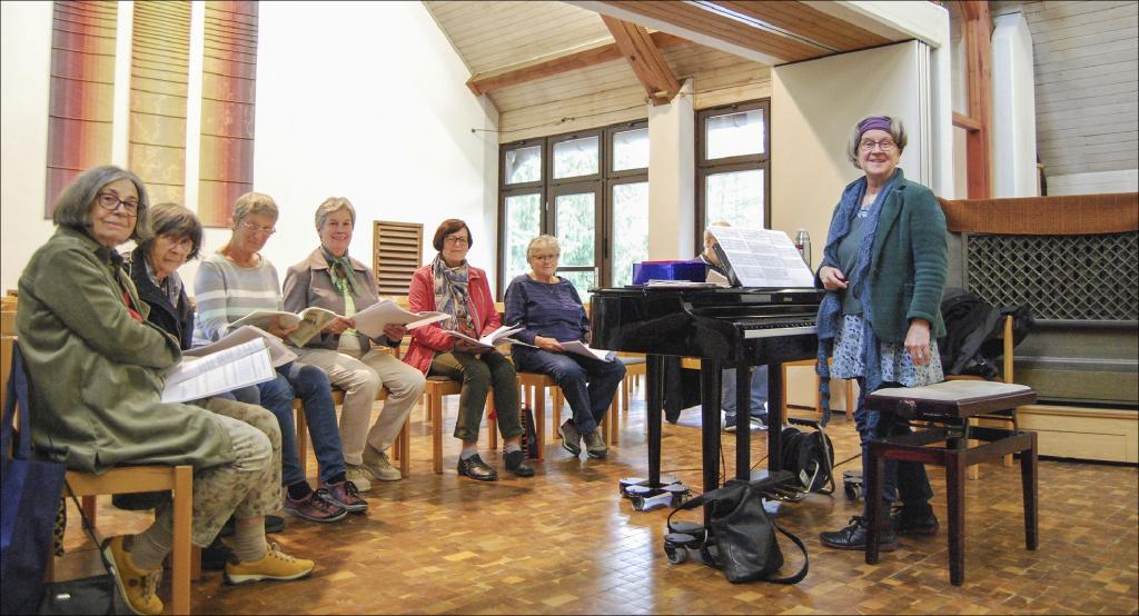 Chorprobe für die Festwoche in der Pauluskirche Grünau: A-Kantorin Elke Zieschang, die bereits seit 26 Jahren hier arbeitet, mit einem Teil des Chors bei der Probe für »Paulus« von Mendelssohn. © Birgit Pfeiffer