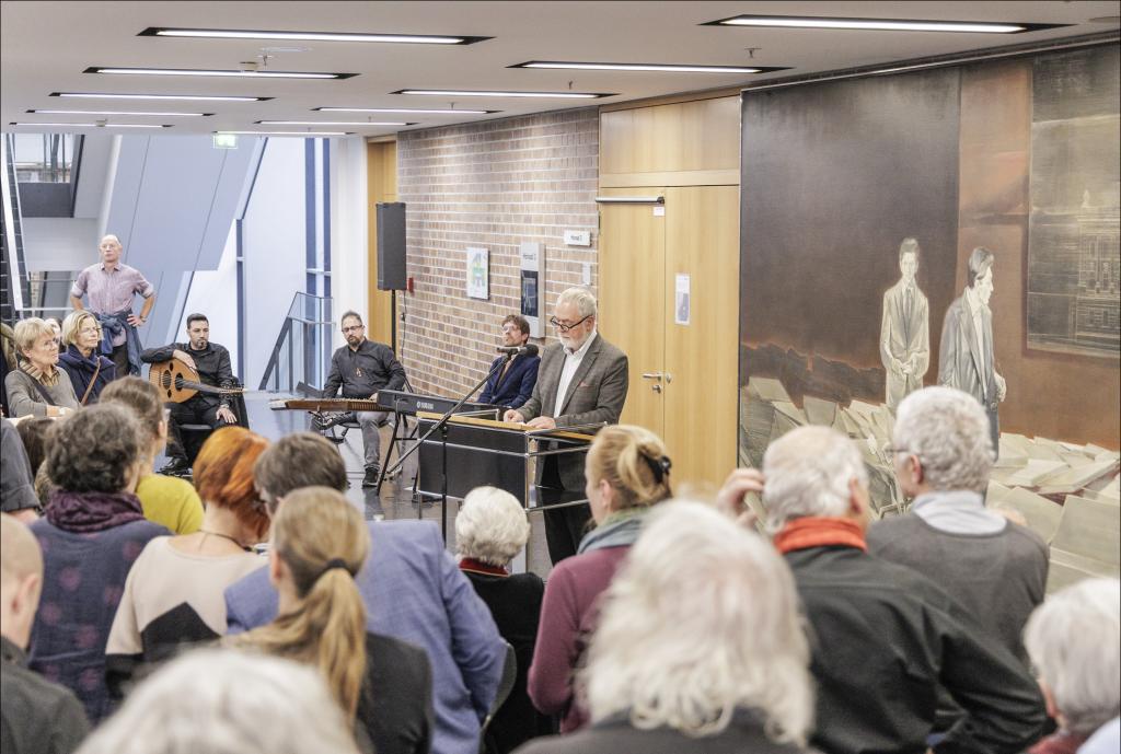 Vor dem Gemälde »Aufrecht gehen« von Reinhard Minkewitz im Hörsaalgebäude der Leipziger Universität wurde an den Politiker und Bürgerrechtler Werner Schulz erinnert, der vor einem Jahr plötzlich gestorben ist. © Uwe Winkler