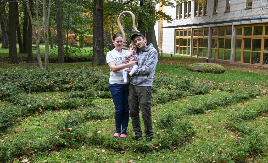 Tatjana und Serhii Kryvosheiev aus der Ukraine mit ihrer jüngsten Tochter Alexsandra auf dem Gelände des Brüderhauses Moritzburg. Das grüne Labyrinth ist Teil des »Pfads der Nächstenliebe«, den Serhii mit gepflegt hat. © Steffen Giersch