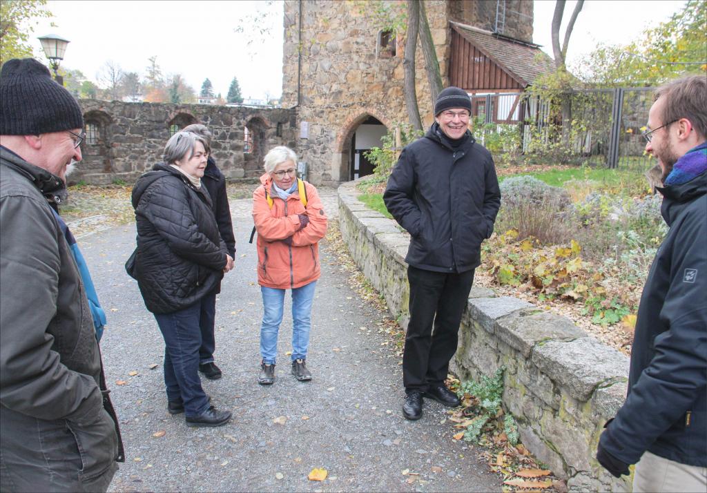 »Spuren der Schöpfung«: Im Kräutergarten am Wendischen Hof in Bautzen lernen Teilnehmer eines Workshops beim Ökumenischen Thementag Küchen- und Heilkräuter kennen und die Bedeutung des Gartens in der Bibel. © C. Schumann