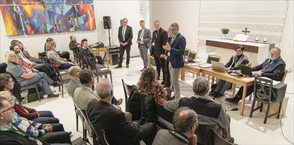 Am Freitag tagte die Leipziger Kirchenbezirkssynode in der Erlöserkirche Leipzig-Thonberg.OBM Burkhard Jung (l.) sprach ein Grußwort zu den rund 50 Synodalen aus Leipzig, Markkleeberg, Markranstädt, Taucha und Zwenkau. © Uwe Winkler