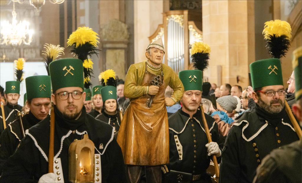 Im Rahmen der Bergandacht in der St. Annenkirche wurde die neueste Figur des Annaberger Krippenweges vorgestellt und feierlich in die Bergkirche St. Marien überführt. Sie zeigt den Hammer-Hans’l. © Sebatian Paul