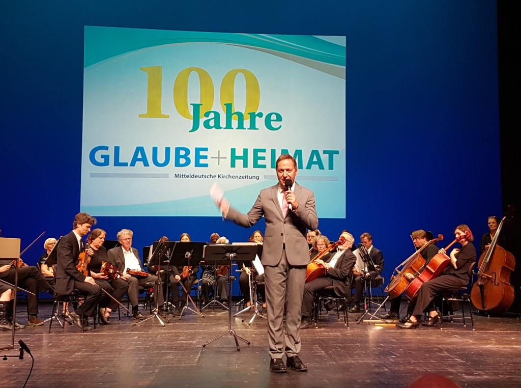 Chefredakteur Willi Wild moderiert die Festveranstaltung zum 100. Geburtstag der Kirchenzeitung "Glaube und Heimat" im Deutschen Nationaltheater Weimar. Foto: Uwe Naumann