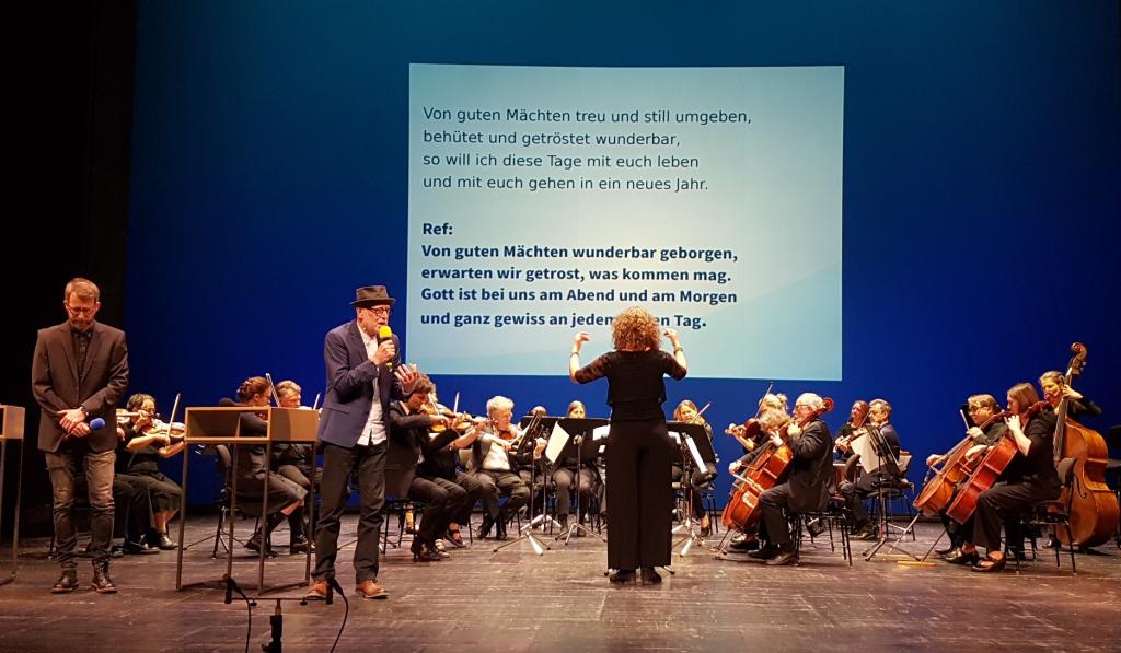 Zum Abschluss singen der Liedermacher Siegfried Fietz den von ihm vertonten Text von Dietrich Bonhoeffer "Von guten Mächten wunderbar geborgen", zusammen mit Sohn Oliver und dem Orchester unter Leitung von Landeskirchenmusikdirektorin Ingrid Kasper. Foto: Uwe Naumann