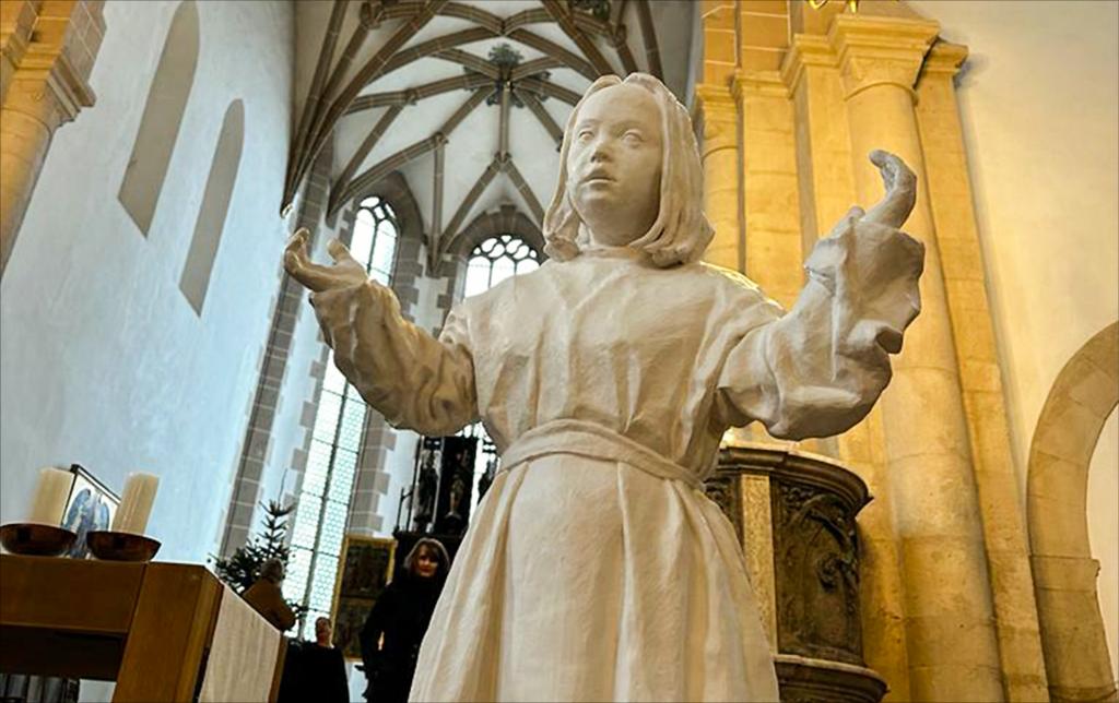 Die Idee für die Engel-Figur, die nun in der Chemnitzer Schloßkirche steht, hatte Christina Doll bei einer Begegnung mit einer jugendlichen Krippenspiel-Teilnehmerin mit Down-Syndrom. © Holger Bartsch