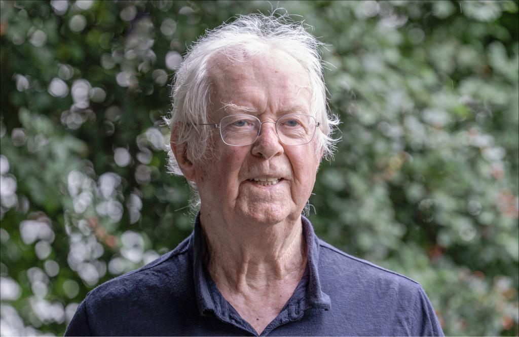 Der Theologe und Autor Fulbert Steffensky (90) in seinem Garten in Luzern. © Vera Rüttimann