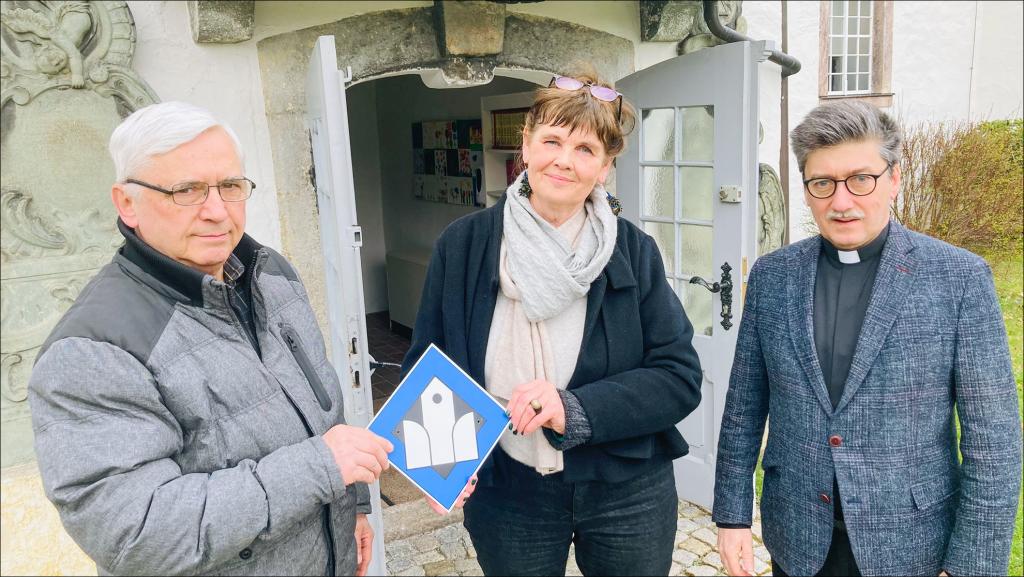 Kirchenvorstand Thomas Vorberg (links) und Pfarrer Frank Dregennus bekamen von Kerstin Kracht von der Landeskirche das Schild überreicht, das die Hormersdorfer Kirche als »offene Kirche« ausweist. © Anna Neef