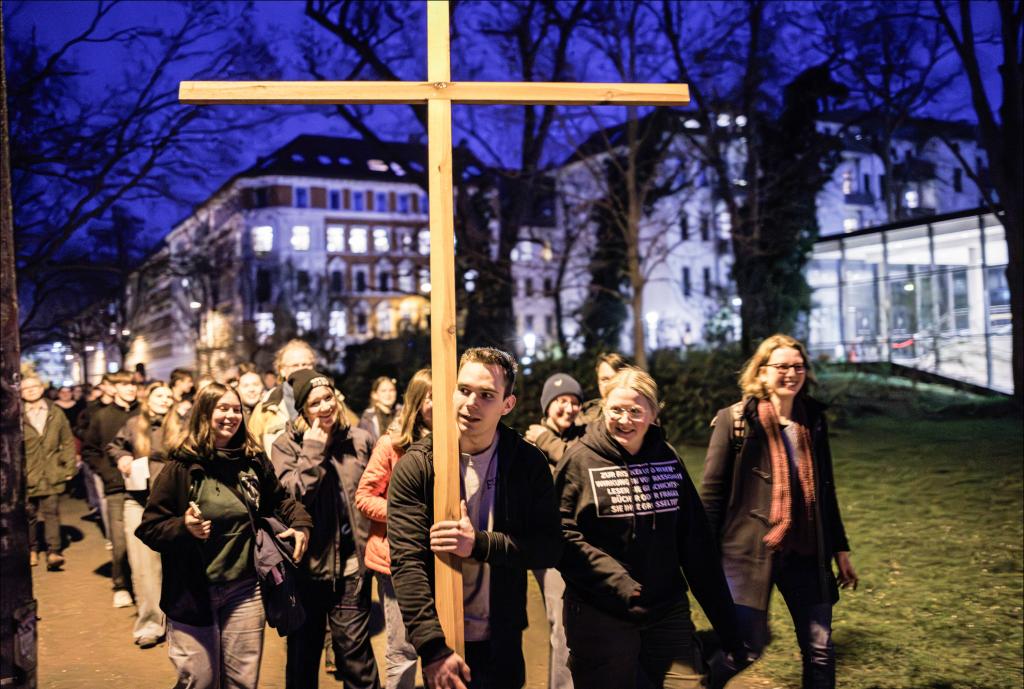 Das Kreuz gut erkennbar: Zum dritten Mal fand der Ökumenische Jugendkreuzweg im Leipziger Osten statt. Über 50 Jugendliche beteiligten sich. Lukas (am Kreuz) kam aus Borna dazu, rechts Pfarrerin Anna-Maria Busch. © Uwe Winkler