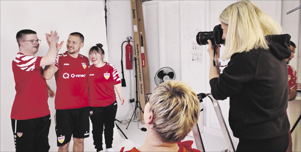 Gegen Vorurteile: Fotoshooting zur Informationskampagne zum Welt-Down-Syndrom-Tag am 21. März mit der Stuttgarter Fotografin Conny Wenk. Dabei ließen sich Kicker des VfB Stuttgart mit Jugendlichen mit Down-Syndrom ablichten. © Conny Wenk