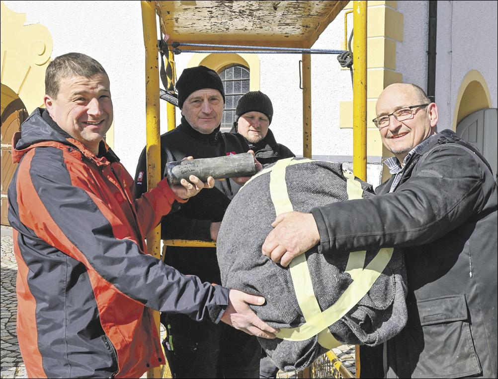 Übergabe der Bleihülse (v. l.): René Weighardt, Uwe Nothnagel, Bernd Fuhrmann, hinten Pattrick Krebs © C. Bergmann