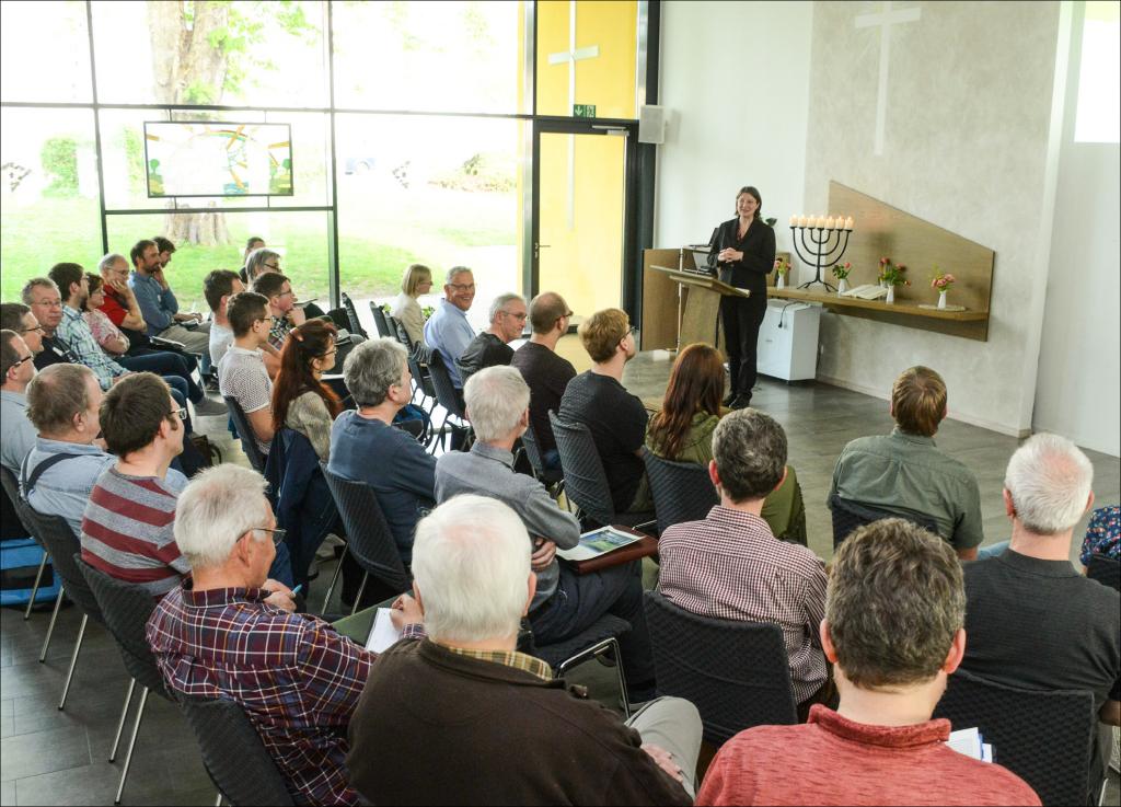 Klimaschutz und Theologie: Superintendentin Ulrike Weyer hat den theologischen Impuls zur Regionalkonferenz im Gemeindezentrum Limbach-Oberfrohna gegeben. © Wiegand Sturm