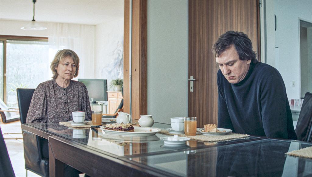 Filmszene aus »Sterben«: Lissy Lunies (Corinna Harfouch) und ihr Sohn Tom (Lars Eidinger) sind konfrontiert mit harten Wahrheiten. Der neue Kinofilm kreist um die Herausforderung, das eigene Sterben und das der Angehörigen zu bewältigen. © Jakub Bejnarowicz, Port au Prince/wildbunch-germany