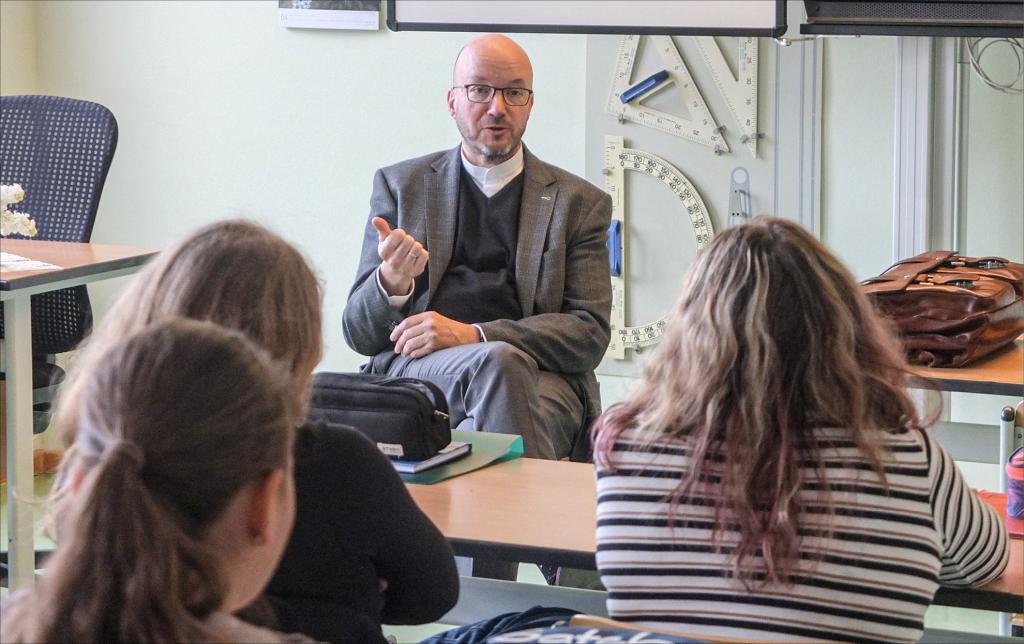 Landesbischof Tobias Bilz hat eine Woche lang den Kirchenbezirk Bautzen-Kamenz besucht, darunter auch das Evangelische Schulzentrum Gaußig. Dort sprach er mit Schülerinnen und Schülern einer 9. Klasse. © Tomas Gärtner