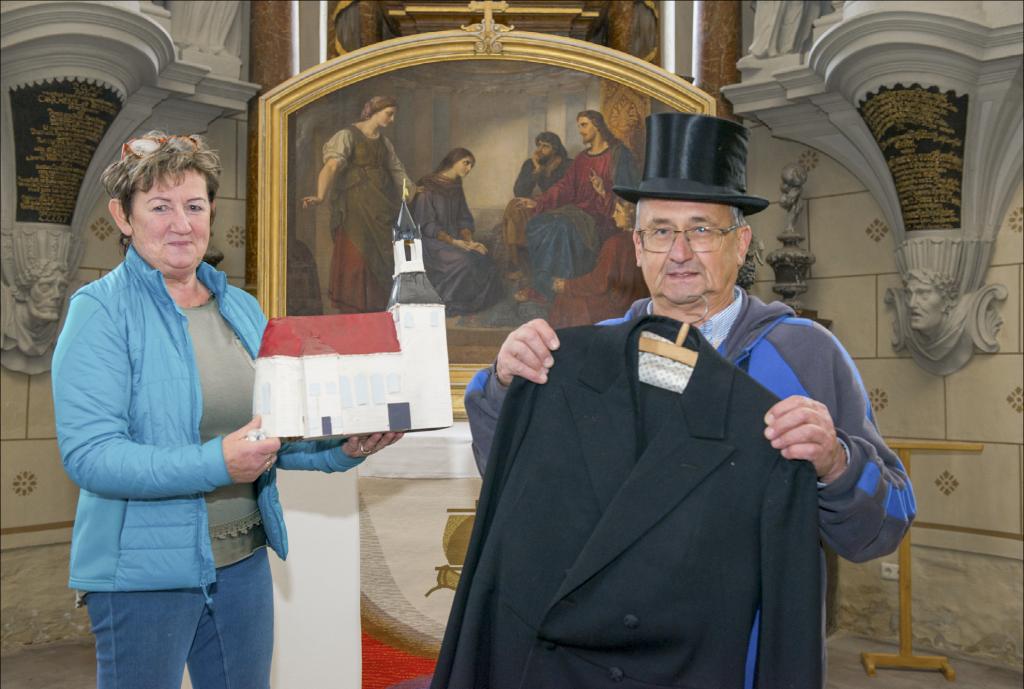 Sylvia Däbritz zeigt ein Kirchenmodell und Hartmut Pinkert einen alten Frack mit Zylinder als Teile der Ausstellung, die am Sonntag zum Jubiläum in der Kirche Calbitz eröffnet wird. © Thomas Barth