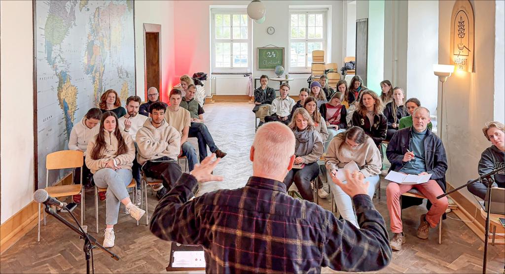 Lektionen für die Jüngerschaft: Vortrag über das Leben mit Gott in der Jüngerschaftsschule »24« im Wasserschloss in Niederruppersdorf. Das gemeinsame Projekt verschiedener Kirchgemeinden möchte Jugendliche dafür begeistern, eine persönliche Beziehung zu Jesus entwickeln. © Matthias Weber