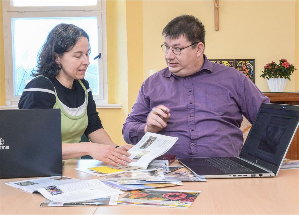 Sie arbeiten mit acht weiteren Personen am Gemeindebrief: Kerstin Rudolph und Michael Kreskowsky von der Kirchgemeinde Waldheim-Geringswalde. Das neue Gemeindebriefportal macht die Arbeit am »Blättl« nun leichter. © Wiegand Sturm