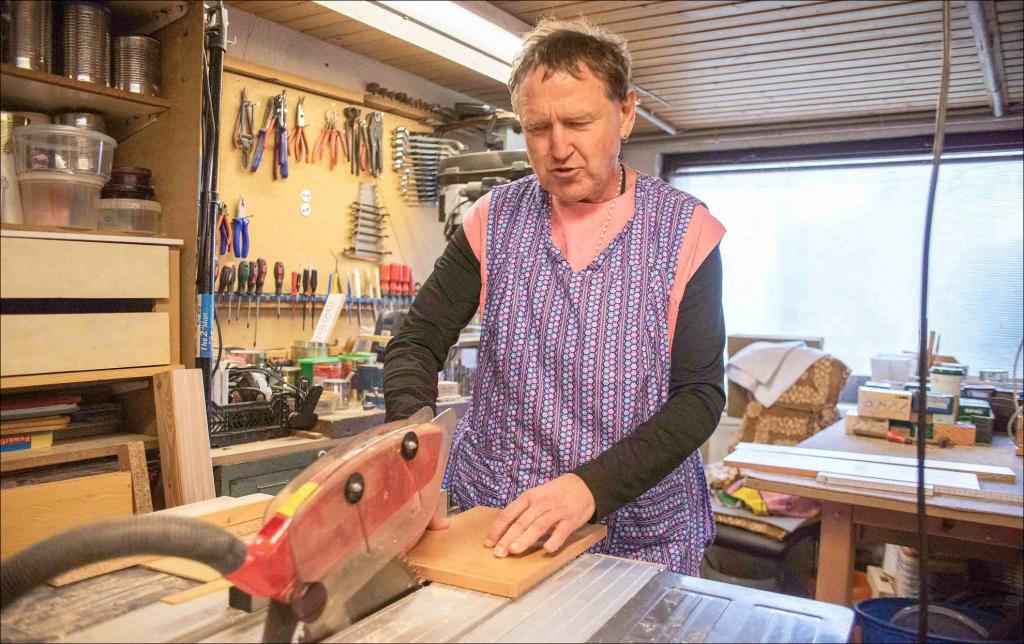 Der taubblinde Lutz Herold in der Werkstatt für taubblinde sowie hör- und sehbehinderte Menschen »Spatzennest«. Er entwickelte hier unter Anleitung viele Fertigkeiten. Er sägt oder näht Stofftaschen. © Dietrich Flechtner 