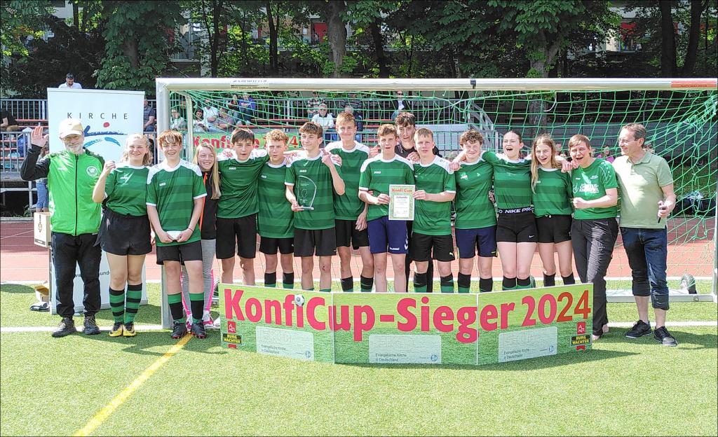 So sehen sächsische Sieger aus: Die KonfiCup-Gewinner 2024 kommen aus dem Vogtland. Die Mannschaft war die beste aller evangelischen Landeskirchen und blieb im ganzen Turnier in Köln ohne Gegentor. © St. Laurentiuskirchgemeinde Auerbach