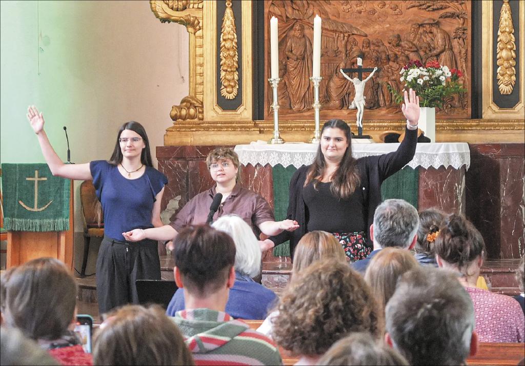 Ehrenamt gefragt: Studentinnen der Evangelischen Hochschule vom Campus Moritzburg gestalten den Gottesdienst in der Kirche Moritzburg zur Eröffnung des Gemeindepädagogentages. © Tomas Gärtner