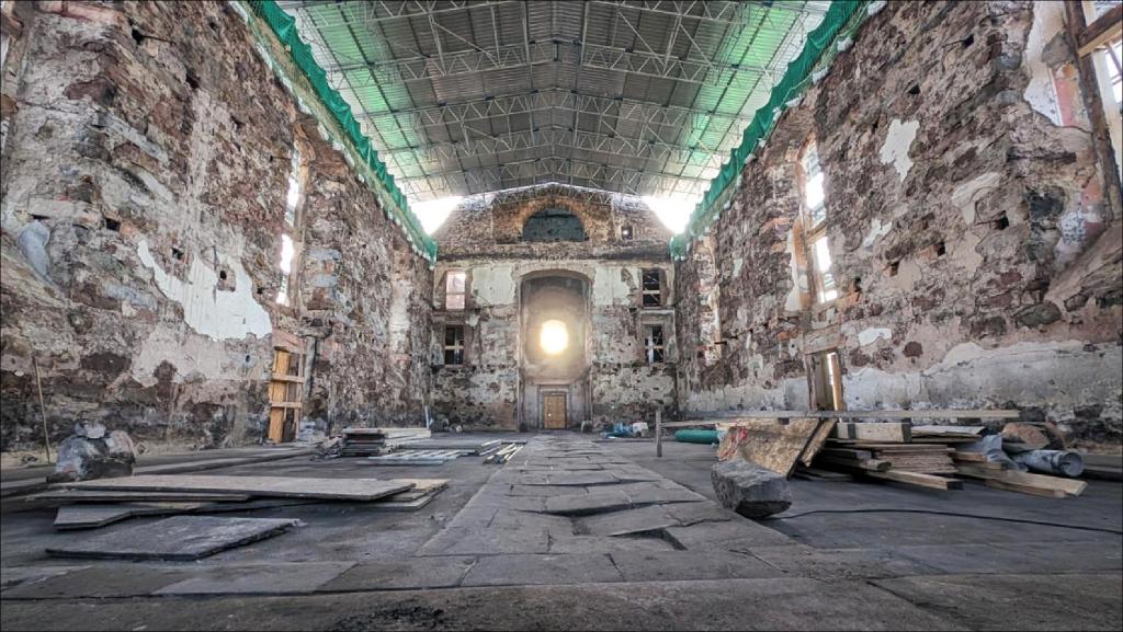 Das Kirchenschiff der im August 2023 abgebrannten Stadtkirche Großröhrsdorf ist mittlerweile vom Brandschutt beräumt und durch ein Notdach gesichert. © Tom Stenker