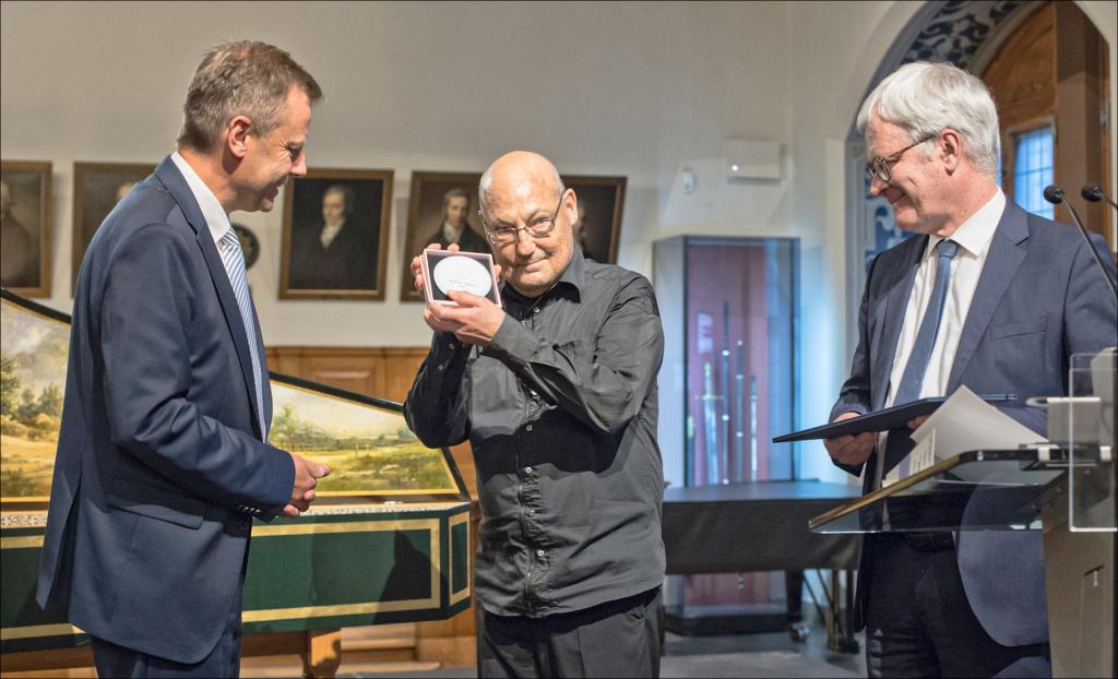 Geehrt: Der Pianist Andreas Staier (M.) erhielt am Freitag die Bach-Medaille der Stadt Leipzig. Überreicht wurde sie von Bürgermeister Torsten Bonew (l.). und dem Direktor des Bach-Archivs Peter Wollny (r.). © Bach-Archiv Leipzig/Gert Mothes
