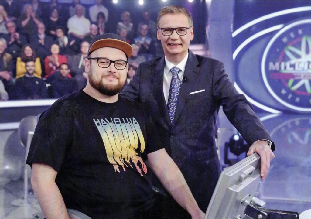 Halleluja: Dreiviertelmillionär Lukas Gotter und Günther Jauch nach der Rateshow »Wer wird Millionär – Zocker Special«, die Gotters Leben verändert hat. © RTL