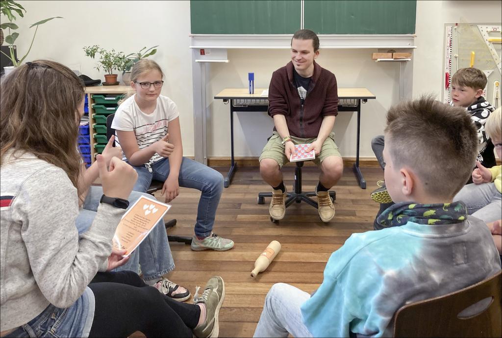 Auf wen die Flasche zeigt, der muss eine Frage beantworten. Schulsozialpädagoge Benjamin Frank stellte den Fünftklässlern der Evangelischen Schulgemeinschaft Erzgebirge in Annaberg bei ihrem Projekttag Fragen zum Leben. © Anna Neef