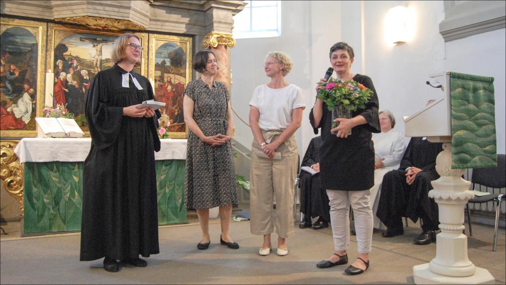 Zum Abschied von Pfarrerin Anna-Maria Busch (l.) gab es im Gottesdienst in der Marienkirche Leipzig-Stötteritz Blumen und Dank vom Kirchenvorstand (v. l.): Anna-Sylvia Goldammer, Petra Bauersfeld, Manuela Lißina-Krause. © B. Pfeiffer