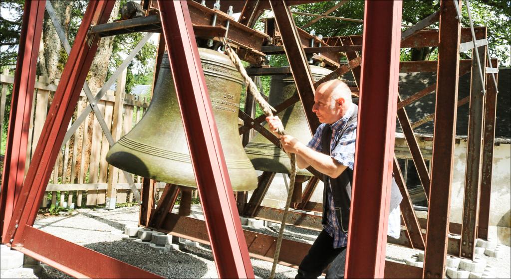 Gerd Schlesinger läutet eine der Glocken auf seinem Hof in Tellerhäuser. Seit kurzem gibt es hier ein Glockenmuseum. Foto: Irmela Hennig