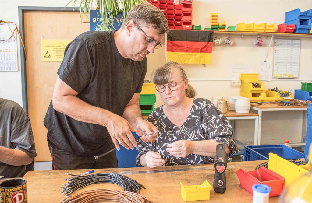 In der Betriebsstätte Dresden-Pieschen der Weißiger Werkstätten komplettiert Heike Hinzpeter Teile für ein Unternehmen. © Dietrich Flechtner