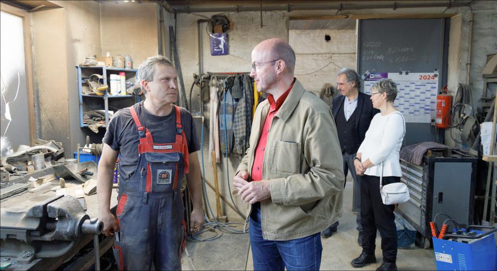 Ortsbesuch: Landesbischof Tobias Bilz (r.) machte sich ein Bild von der Arbeit in der Ziegelei Huber in Graupzig bei Nossen. © Walter Müller-Wähner/EVLKS