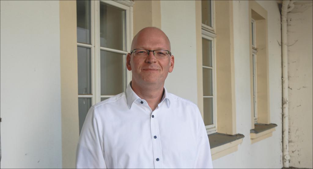 Robert Dünnbier ist geschäftsführender Vorstand der Diakonie St. Martin. Er steht im ersten Stock des Glossener Schlosses. Hier soll unter anderem ein Gästewohnbereich entstehen. © Irmela Hennig